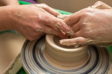 Clay, çömlek ya da el sanatları atölyesinde küçük işletme atölyesinde sanatsal bir bardak ya da kupa kalıbı üzerinde çalışıyor. Heykelde el işi ürünleri üreten yaratıcı sanatçı ya da işçilerin eli