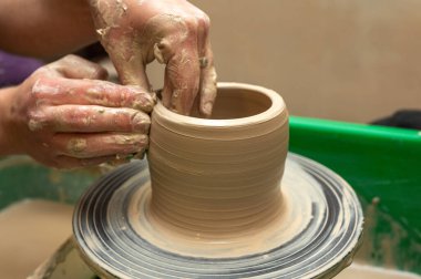 Clay, çömlek ya da el sanatları atölyesinde küçük işletme atölyesinde sanatsal bir bardak ya da kupa kalıbı üzerinde çalışıyor. Heykelde el işi ürünleri üreten yaratıcı sanatçı ya da işçilerin eli