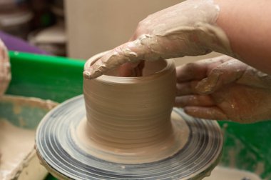 Clay, çömlek ya da el sanatları atölyesinde küçük işletme atölyesinde sanatsal bir bardak ya da kupa kalıbı üzerinde çalışıyor. Heykelde el işi ürünleri üreten yaratıcı sanatçı ya da işçilerin eli