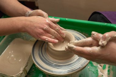 Clay, çömlek ya da el sanatları atölyesinde küçük işletme atölyesinde sanatsal bir bardak ya da kupa kalıbı üzerinde çalışıyor. Heykelde el işi ürünleri üreten yaratıcı sanatçı ya da işçilerin eli