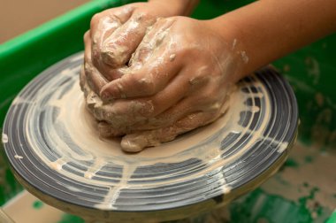 Clay, çömlek ya da el sanatları atölyesinde küçük işletme atölyesinde sanatsal bir bardak ya da kupa kalıbı üzerinde çalışıyor. Heykelde el işi ürünleri üreten yaratıcı sanatçı ya da işçilerin eli