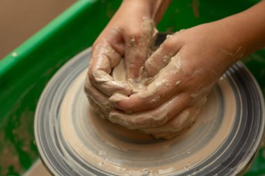 Clay, çömlek ya da el sanatları atölyesinde küçük işletme atölyesinde sanatsal bir bardak ya da kupa kalıbı üzerinde çalışıyor. Heykelde el işi ürünleri üreten yaratıcı sanatçı ya da işçilerin eli