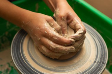 Clay, çömlek ya da el sanatları atölyesinde küçük işletme atölyesinde sanatsal bir bardak ya da kupa kalıbı üzerinde çalışıyor. Heykelde el işi ürünleri üreten yaratıcı sanatçı ya da işçilerin eli