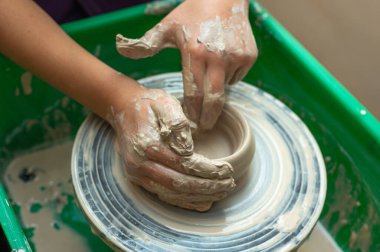 Clay, çömlek ya da el sanatları atölyesinde küçük işletme atölyesinde sanatsal bir bardak ya da kupa kalıbı üzerinde çalışıyor. Heykelde el işi ürünleri üreten yaratıcı sanatçı ya da işçilerin eli