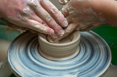 Clay, çömlek ya da el sanatları atölyesinde küçük işletme atölyesinde sanatsal bir bardak ya da kupa kalıbı üzerinde çalışıyor. Heykelde el işi ürünleri üreten yaratıcı sanatçı ya da işçilerin eli