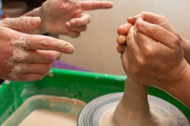Clay, çömlek ya da el sanatları atölyesinde küçük işletme atölyesinde sanatsal bir bardak ya da kupa kalıbı üzerinde çalışıyor. Heykelde el işi ürünleri üreten yaratıcı sanatçı ya da işçilerin eli