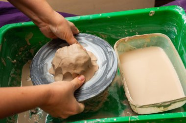 Clay, çömlek ya da el sanatları atölyesinde küçük işletme atölyesinde sanatsal bir bardak ya da kupa kalıbı üzerinde çalışıyor. Heykelde el işi ürünleri üreten yaratıcı sanatçı ya da işçilerin eli