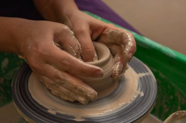 Clay, çömlek ya da el sanatları atölyesinde küçük işletme atölyesinde sanatsal bir bardak ya da kupa kalıbı üzerinde çalışıyor. Heykelde el işi ürünleri üreten yaratıcı sanatçı ya da işçilerin eli