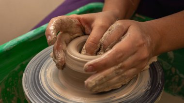 Clay, çömlek ya da el sanatları atölyesinde küçük işletme atölyesinde sanatsal bir bardak ya da kupa kalıbı üzerinde çalışıyor. Heykelde el işi ürünleri üreten yaratıcı sanatçı ya da işçilerin eli