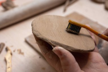 Clay, çömlek ya da el sanatları atölyesinde küçük işletme atölyesinde sanatsal bir bardak ya da kupa kalıbı üzerinde çalışıyor. Heykelde el işi ürünleri üreten yaratıcı sanatçı ya da işçilerin eli