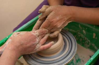 Clay, çömlek ya da el sanatları atölyesinde küçük işletme atölyesinde sanatsal bir bardak ya da kupa kalıbı üzerinde çalışıyor. Heykelde el işi ürünleri üreten yaratıcı sanatçı ya da işçilerin eli