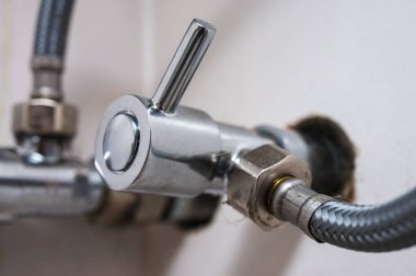 çekici genç kadın siyah bluz ve gözlük