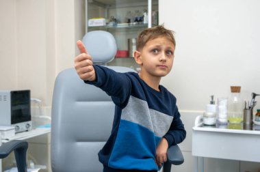 Küçük bir çocuk, sarışın bir genç, otolaryngolojistin ofisinde oturuyor, tedirgin, duygusal, ama gülümseyen bir muayeneyi bekliyor. Yazmak için yer