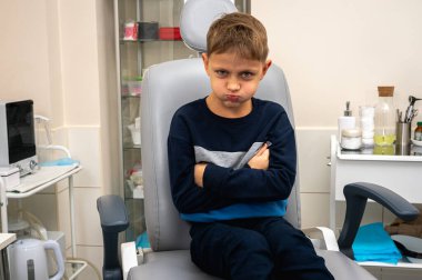 Küçük bir çocuk, sarışın bir genç, otolaryngolojistin ofisinde oturuyor, tedirgin, duygusal, ama gülümseyen bir muayeneyi bekliyor. Yazmak için yer