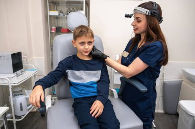 Boynun incelenmesi, üst çene sinüsleri, yüze masaj yapılması, küçük bir çocuk, sarışın bir genç, otolarngolojistin ofisinde otururken, doktor burun deliklerini ve boynu duygusal olarak inceler. Tedavi ilaçları