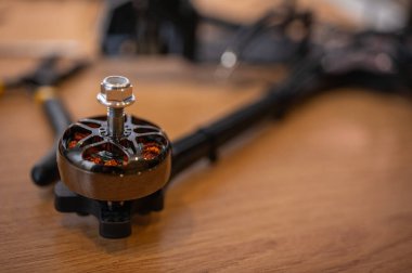 Motorlar, drone fanları, bükme, lehimleme, montaj, insansız hava aracı parçaları. Yakın çekim, yüksek teknoloji, insansız hava araçları