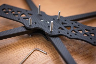 Bükme, lehimleme, montaj, insansız hava araçları parçaları birleştirildi. Yakın çekim, yüksek teknoloji, insansız hava araçları