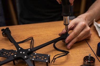 Bükme, lehimleme, montaj, insansız hava araçları parçaları birleştirildi. Yakın çekim, yüksek teknoloji, insansız hava araçları