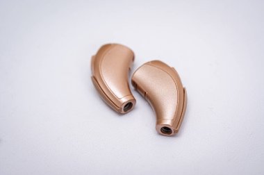 İşitme cihazı beyaz arkaplanda izole edilmiş. Yakın çekim, sağırlar için işitme cihazı