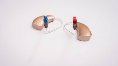 İşitme cihazı beyaz arkaplanda izole edilmiş. Yakın çekim, sağırlar için işitme cihazı