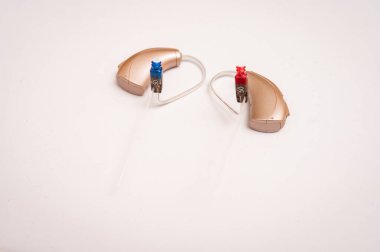 İşitme cihazı beyaz arkaplanda izole edilmiş. Yakın çekim, sağırlar için işitme cihazı