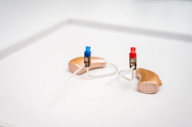 İşitme cihazı beyaz arkaplanda izole edilmiş. Yakın çekim, sağırlar için işitme cihazı