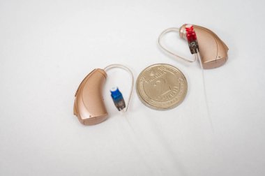 İşitme cihazı beyaz arkaplanda izole edilmiş. Yakın çekim, sağırlar için işitme cihazı, en son teknoloji.