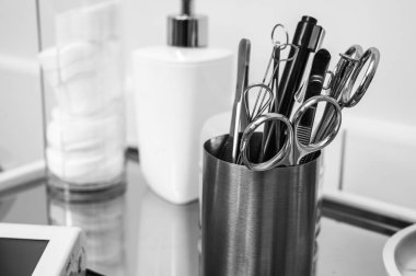 siyah ve beyaz fotoğraf, tıbbi aletler, otolaryngolojistin ofisindeki aletler, cımbız, makas, arka plan üst görünümü