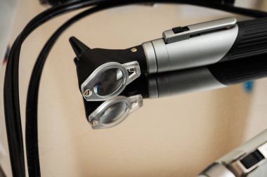 Tıbbi cihazlar, otolaryngolojistin ofisindeki araçlar, arka plan üst görünümü