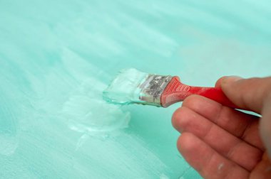 Alçıyı uygulamadan önce duvarları Prime 'a dekoratör astar, eve tamirat, ikinci aşama, iş akışı, biraz gürültü, sertlik