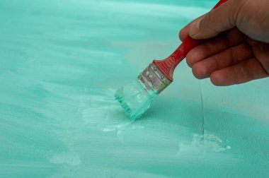 Alçıyı uygulamadan önce duvarları Prime 'a dekoratör astar, eve tamirat, ikinci aşama, iş akışı.