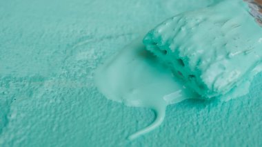 Alçıyı uygulamadan önce duvarları Prime 'a dekoratör astar, eve tamirat, ikinci aşama, iş akışı.