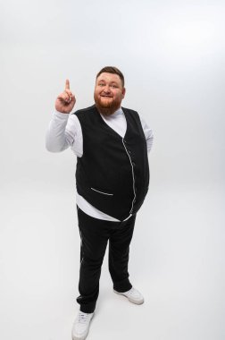 duygusal portre, el hareketleri, beyaz tişörtlü ve yelekli sakallı bir adamın hafif arkaplanlı, elleriyle, duygularıyla, beklentileriyle, duygularıyla, yazacak yeri olan