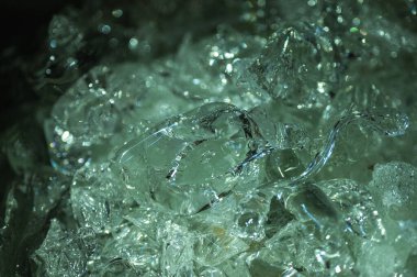 Kırık cam, çok renkli parçacıklar, yakın görüntü, arkaplan, seçici odak