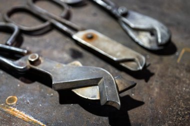 Cam, makas, kıskaç işleme araçları