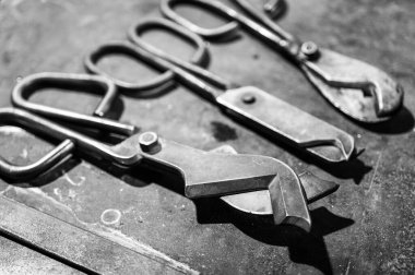 Cam, makas, kıskaç işleme aletleri. Seçici odak