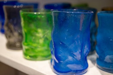 Renkli cam eşyalar, kupalar ve sürahiler, yakın çekim görüntüsü