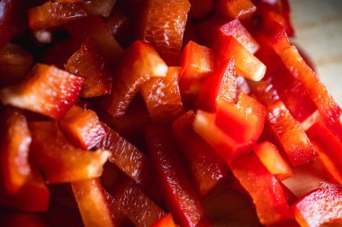 Tahta arka planda dilimlenmiş kırmızı domates, yakın görüş, seçici odak