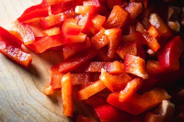 Tahta arka planda dilimlenmiş kırmızı domates, yakın görüş, seçici odak