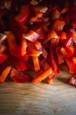 Tahta arka planda dilimlenmiş kırmızı domates, yakın görüş, seçici odak