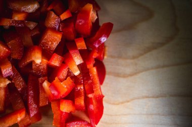 Tahta arka planda dilimlenmiş kırmızı domates, yakın görüş, seçici odak