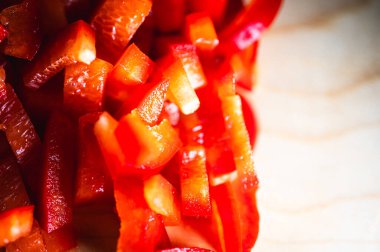 Tahta arka planda dilimlenmiş kırmızı domates, yakın görüş, seçici odak