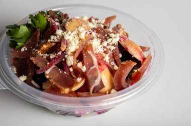 yaz pancar salatası ve et sebzeleri taşınabilir bir kabın içinde hafif bir arka planda, fast food teslimatı