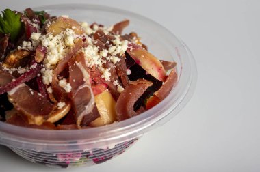 yaz pancar salatası ve et sebzeleri taşınabilir bir kabın içinde hafif bir arka planda, fast food teslimatı