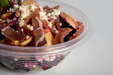 yaz pancar salatası ve et sebzeleri taşınabilir bir kabın içinde hafif bir arka planda, fast food teslimatı
