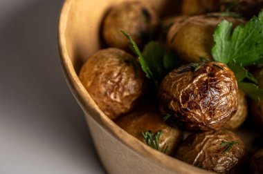 Kızarmış patatesler altın sarısı ile pişirilir. Fast food paketleri hafif arkaplanda, yazıtlar için yer.