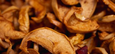 Pişirmek için dilimlenmiş elma, kurutmak için arkaplan.