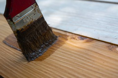 Ahşap arkaplan çam yüzeyi, eğimli, ceviz rengi, kahverengi, yüzey koruma kaplamasının üst görüntüsü fırça, boya, ufuk çizgisi