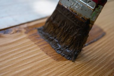 Ahşap arkaplan çam yüzeyi, eğimli, ceviz rengi, kahverengi, yüzey koruma kaplamasının üst görüntüsü fırça, boya, ufuk çizgisi