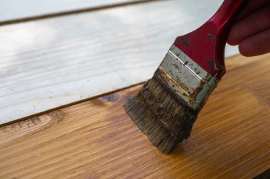 Ahşap arkaplan çam yüzeyi, eğimli, ceviz rengi, kahverengi, yüzey koruma kaplamasının üst görüntüsü fırça, boya, ufuk çizgisi